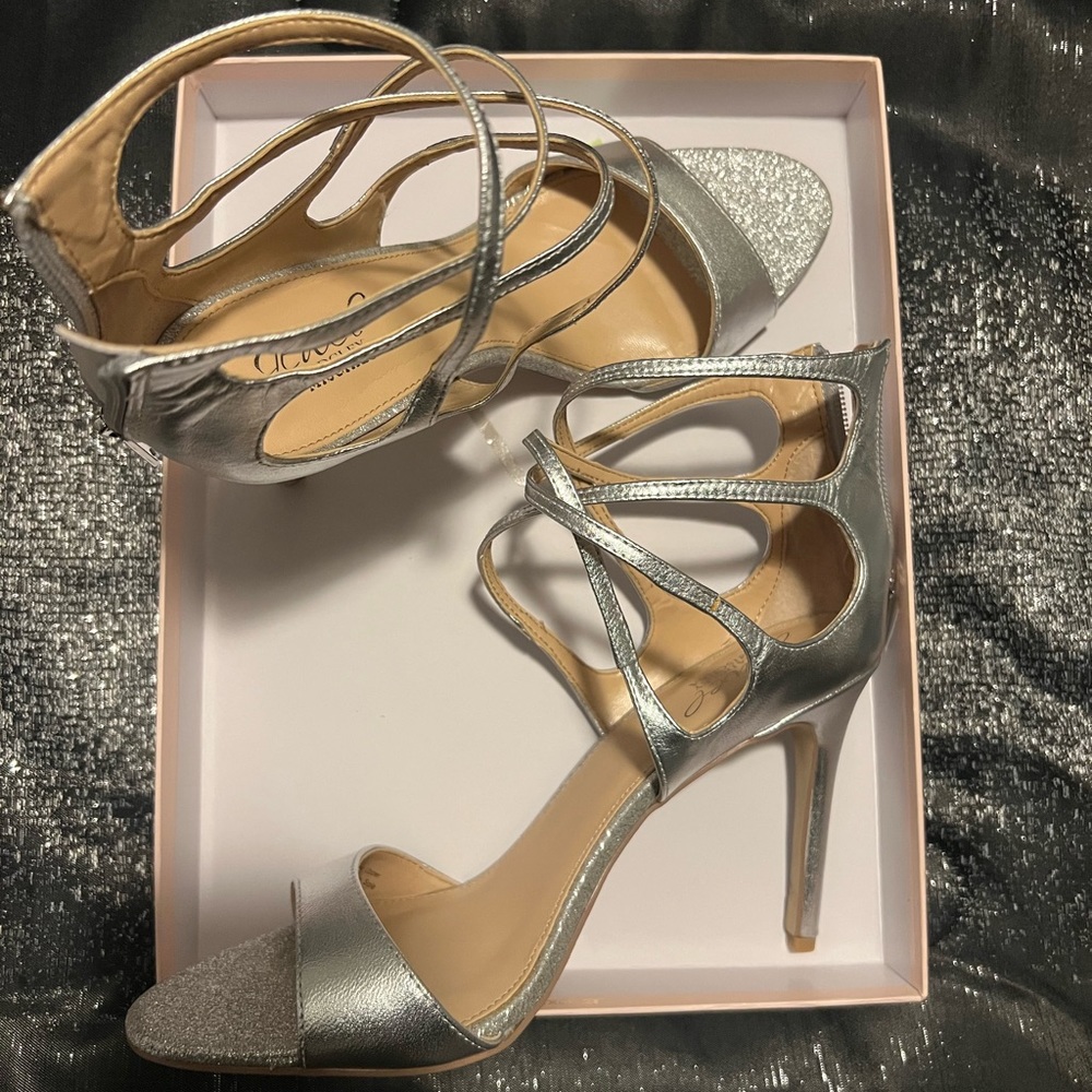 Size 9 Badgley Mischka Silver Shoes - Picture 2 of 3